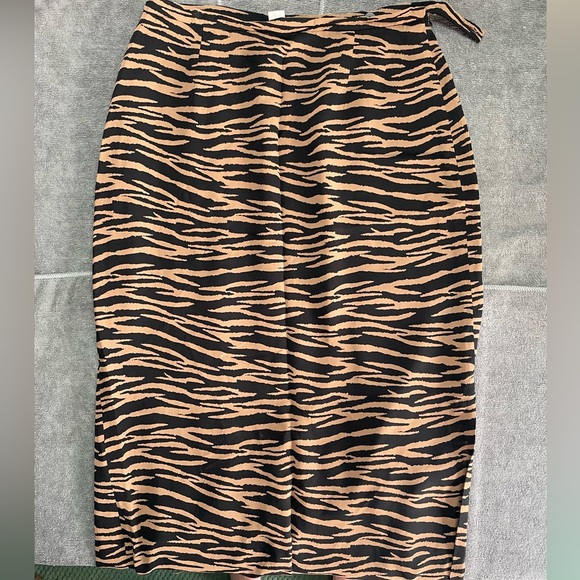 Josephine Chaus Full Length Slit Skirt. Size 6. *Excellent Condition* - Picture 2 of 3